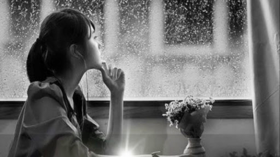 Đằng sau những giọt mưa là một người phụ nữ lả lơi trong cô đơn và đau khổ. Tuy nhiên, hình ảnh này không chỉ đơn thuần là về cảm xúc hòa quyện với trời mưa. Nó còn là câu chuyện về một người phụ nữ đang trải qua những gì khó khăn và đầy thách thức trong cuộc sống.