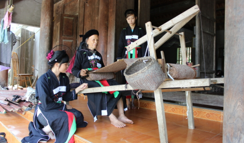 Văn hóa và du lịch: Bản Khe Nghè giữ nghề dệt thổ  cẩm