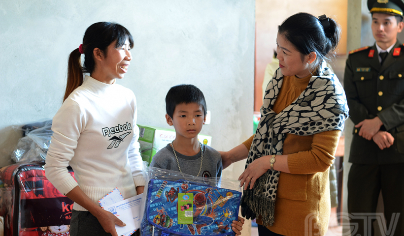 Từ hỗ trợ của cộng đồng xây dựng căn nhà mới, niềm vui của 2 mẹ con chị Lý Thị Thơm, thôn Đồng Xuân càng lớn hơn khi nhận được hỗ trợ kịp thời từ đoàn thiện nguyện.