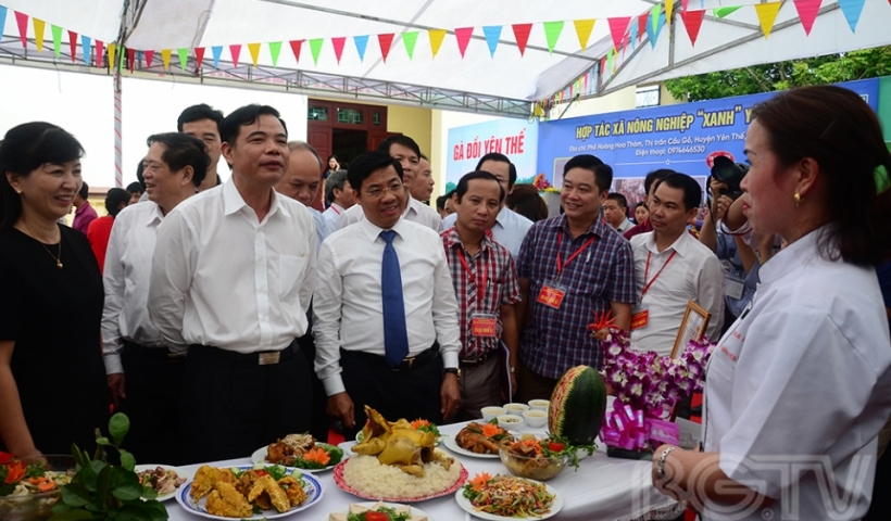 Bộ trưởng Bộ Nông nghiệp và Phát triển Nông thôn Nguyễn Xuân Cường tham quan gian trưng bày món ăn từ gà đồi Yên Thế tại Hội nghị xúc tiến tiêu thụ gà đồi Yên Thế 2017 