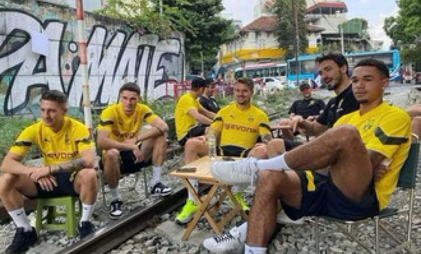 Cầu thủ Dortmund ngồi "cà phê đường tàu": "Các cầu thủ đã tự ý lấy bàn, ghế ra ngồi"