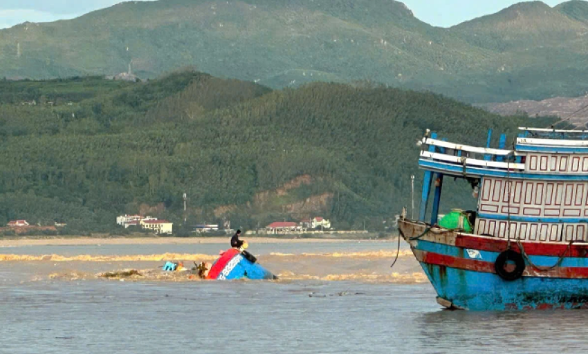 Đắk Lắk: Cứu sống 2 thuyền viên bị lật tàu trên biển