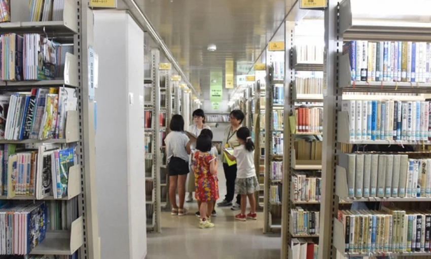 Nửa số học sinh Nhật Bản không đọc sách, smartphone 'chiếm hết thời gian'