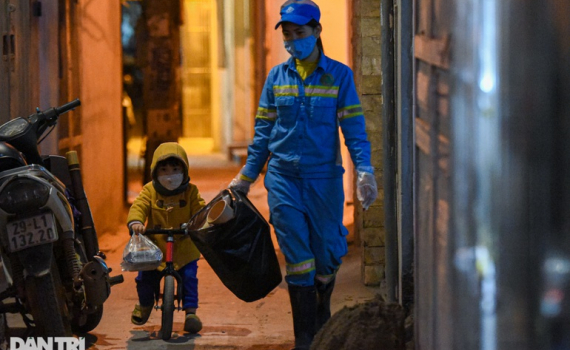 Chuyện xúc động về mẹ lao công đem con 2 tuổi đi dọn rác giữa đêm ở Hà Nội  - Đài Phát Thanh và Truyền Hình Bắc Giang