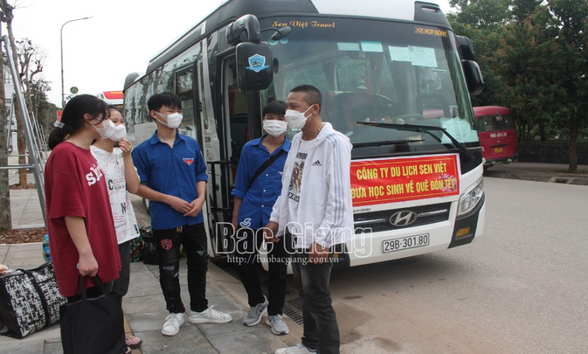 Công ty Du lịch Sen Việt chở miễn phí học sinh khó khăn về quê đón Tết