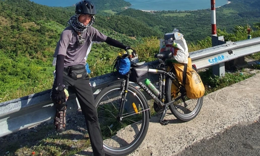 Chàng trai chở thùng rác đi phượt xuyên Việt muốn đạp xe khắp các châu lục