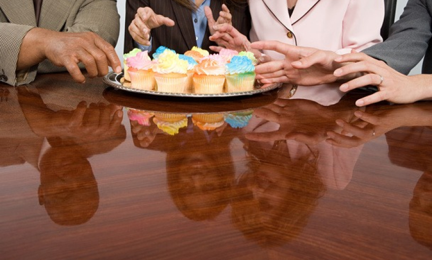 Chuyên gia: Ăn bánh ngọt tại văn phòng có hại như hút thuốc lá thụ động