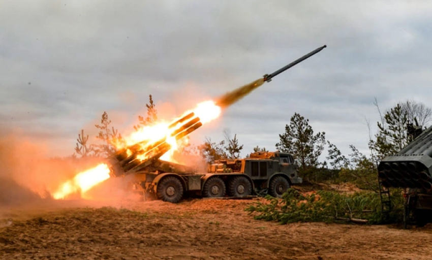 Nga điều vũ khí hạng nặng, dồn dập tấn công các vùng biên giới với Ukraine
