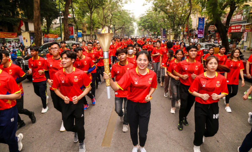 Nguyễn Thị Huyền cùng 200 VĐV Việt Nam rước đuốc SEA Games 32