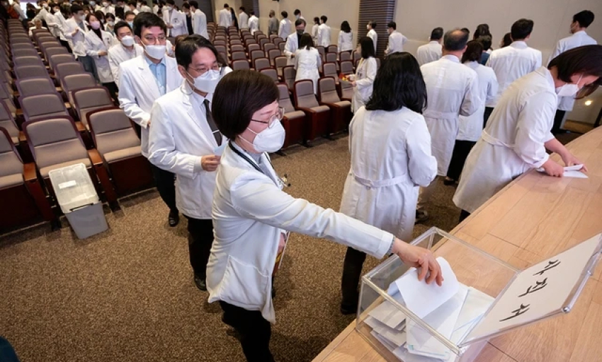 Hàn Quốc bế tắc trước cuộc khủng hoảng ngành y