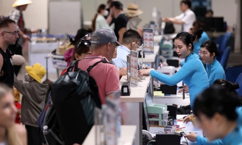 Sân bay Tân Sơn Nhất được tăng tần suất bay cao điểm 30.4 và hè