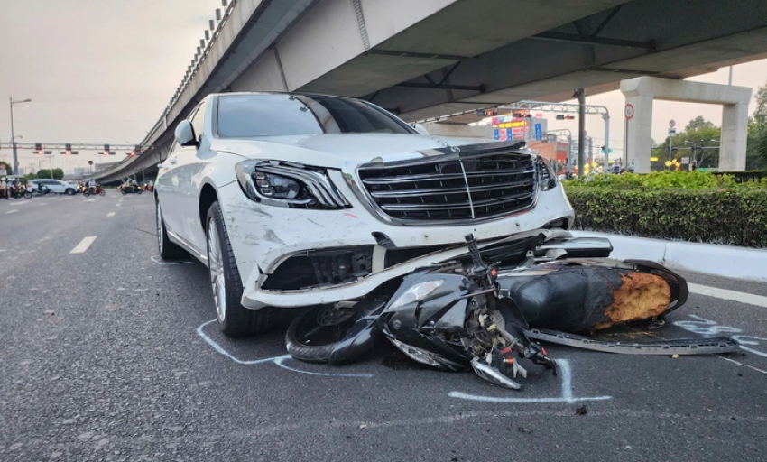 Nữ tài xế lái Mercedes tông liên hoàn 10 xe máy ở ngã tư Thủ Đức