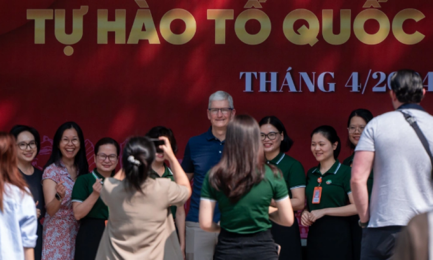 Giám đốc điều hành Apple Tim Cook dự một tiết học của học sinh Hà Nội