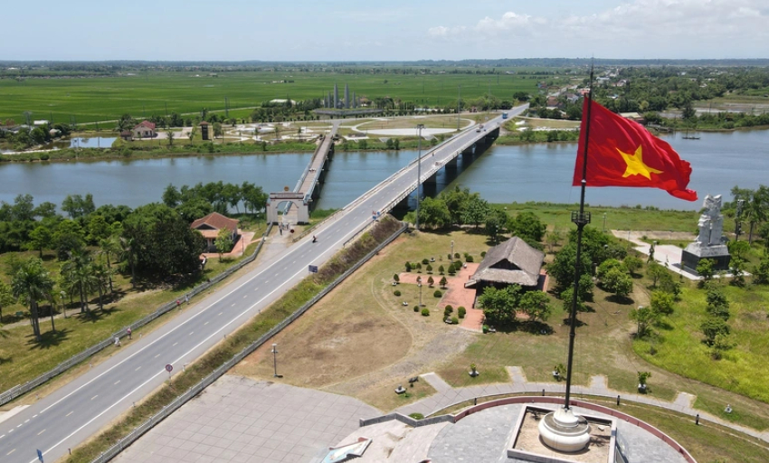 Lễ thượng cờ "Thống nhất non sông" bên bờ Hiền Lương - Bến Hải