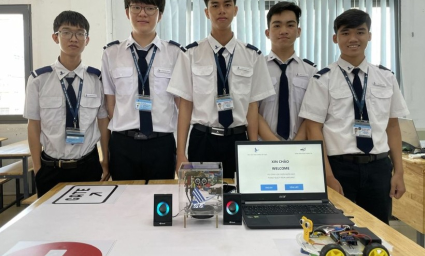 Sinh viên chế tạo robot chỉ dẫn ở sân bay