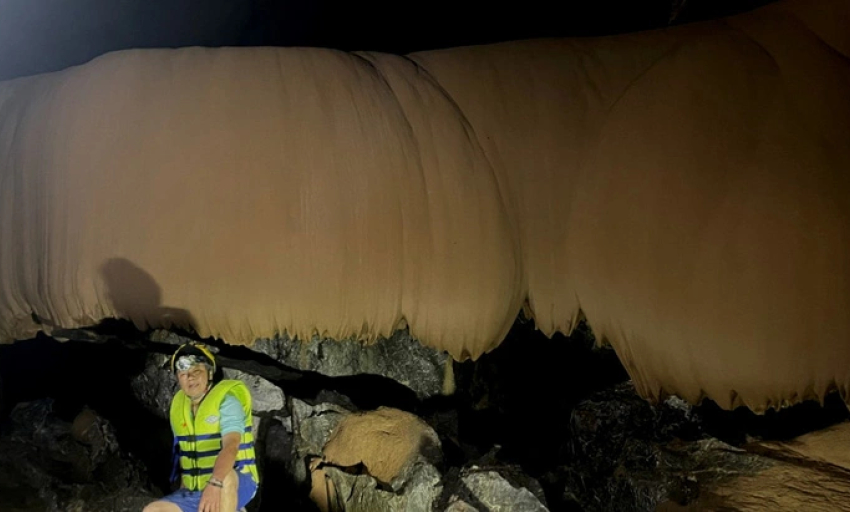 Thạch nhũ đẹp mê hồn bên trong hang động mới phát hiện tại Quảng Bình