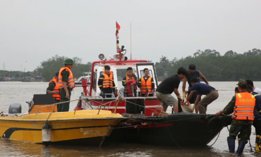 Thủ tướng yêu cầu điều tra vụ chìm thuyền làm 4 người mất tích ở Quảng Ninh