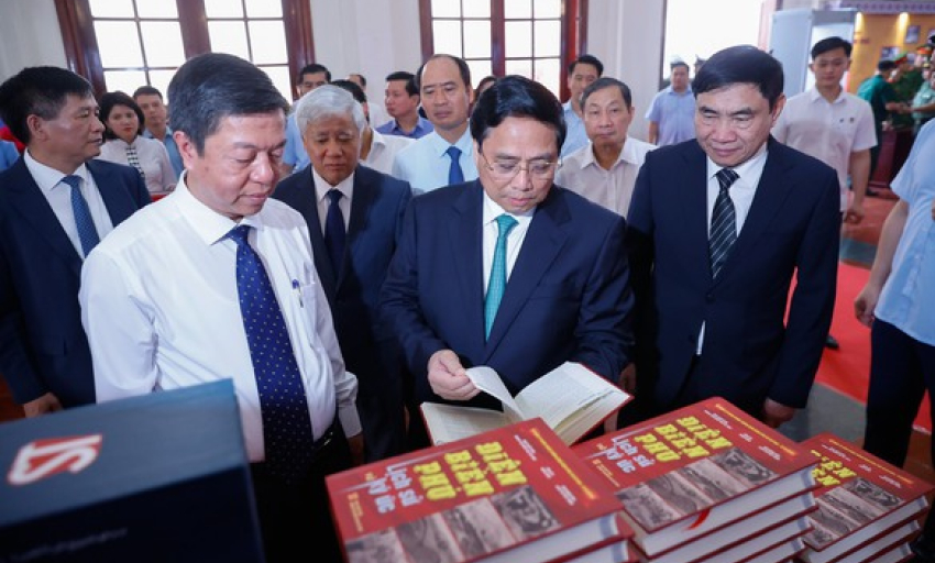 Trưng bày những ấn phẩm đặc biệt kỷ niệm 70 năm Chiến thắng Điện Biên Phủ