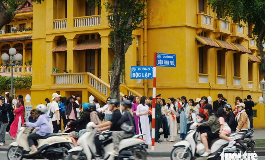 Chờ cả tiếng để check-in cùng biển tên đường Độc Lập