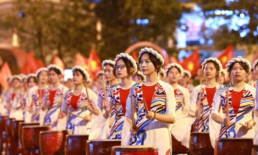 Dàn trống hội hoành tráng bậc nhất biểu diễn trong lễ kỷ niệm 50 năm đất nước thống nhất