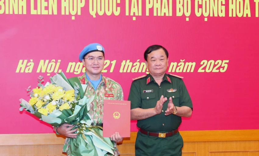 Trao quyết định của Chủ tịch nước cho sĩ quan làm nhiệm vụ gìn giữ hòa bình Liên hợp quốc
