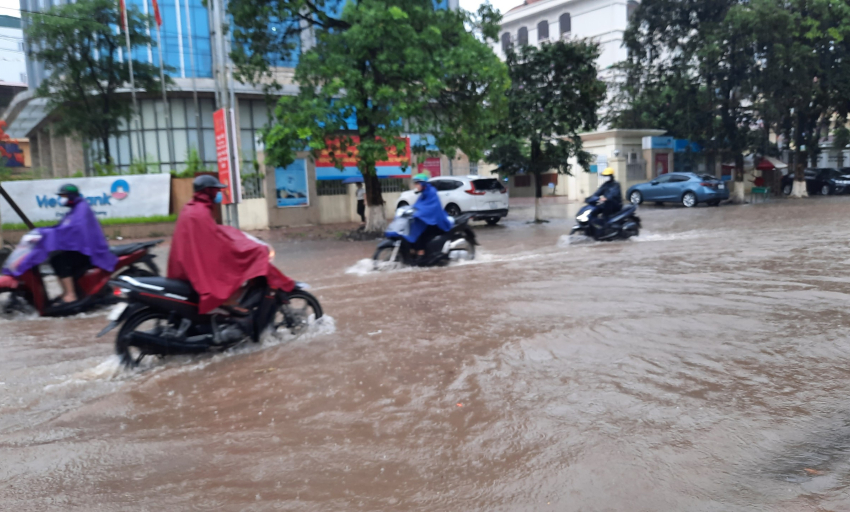 Mưa lớn, nhiều tuyến đường tại TP Bắc Giang ngập sâu