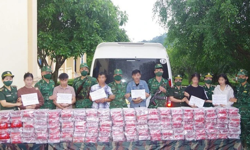 6 người Lào vận chuyển 121 kg ma túy vào Việt Nam