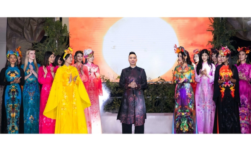 Ấn tượng áo dài Đỗ Trịnh Hoài Nam trên sàn diễn thời trang Hoa Kỳ