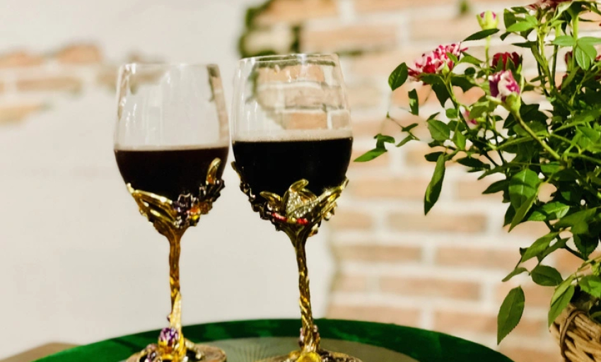 Có phải rượu vang vừa đủ giúp khỏe tim và ngủ ngon?