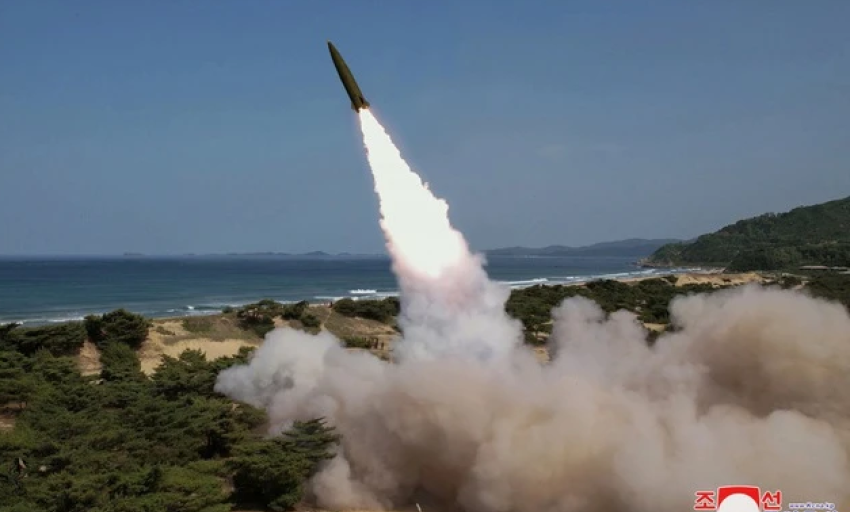 Ông Kim Jong-un chỉ đạo tăng cường lực lượng hạt nhân, Triều Tiên bắn tên lửa