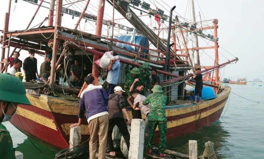 Quảng Bình: Cứu sống 12 ngư dân chìm tàu, tiếp tục tìm 11 ngư dân mất tích