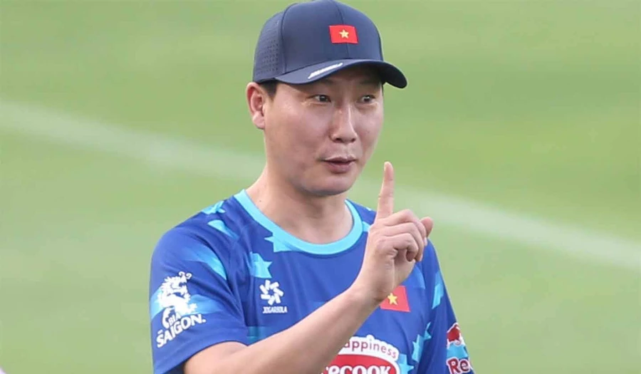 HLV Kim Sang-sik thay tiền đạo ở trận đấu với Man United - Đài Phát Thanh và Truyền Hình Bắc Giang