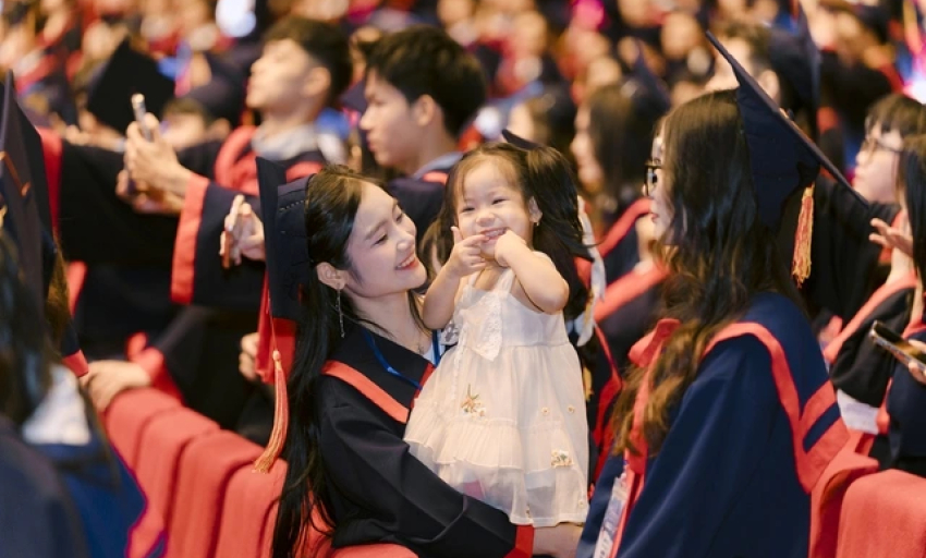 Câu chuyện cảm động về cô gái xinh đẹp bế con lên nhận bằng tốt nghiệp