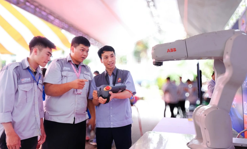 ‘Chuyến xe hướng nghiệp Đức’: Cửa ra thế giới mở ngay ở sân trường