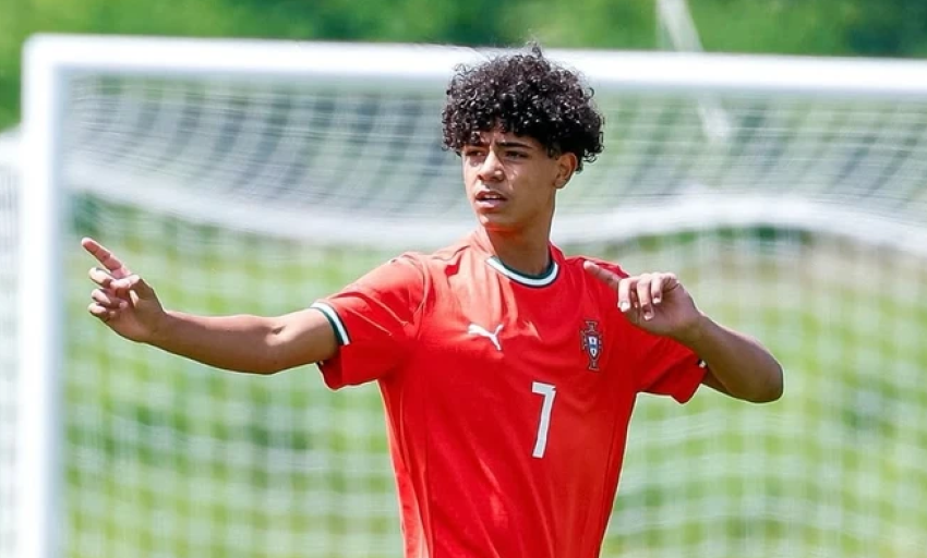 Con trai Ronaldo ra mắt tuyển U15 Bồ Đào Nha, mặc áo số 7