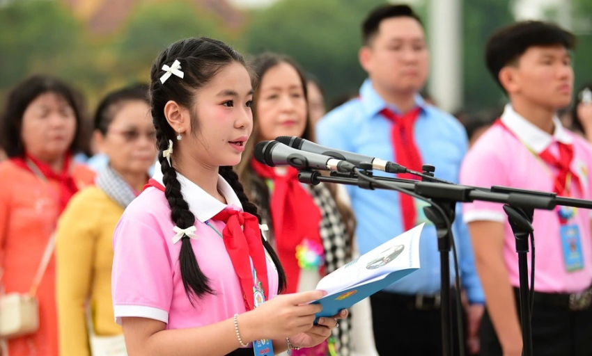 Đại biểu Cháu ngoan Bác Hồ xúc động báo công dâng Bác