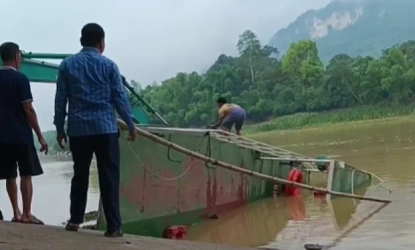 Đò chở hơn 10 học sinh bị lật trên sông Mã