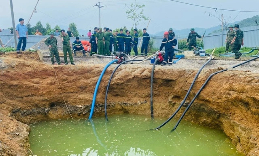 Dùng máy bơm dã chiến hút nước tìm người đi xe máy lao xuống 'hố tử thần'