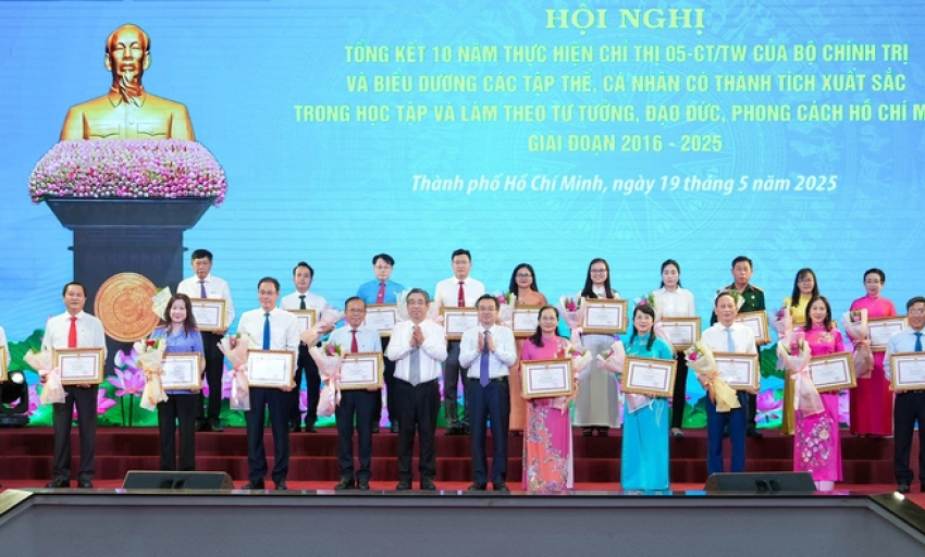 Học Bác thầm lặng tận hiến cho đời