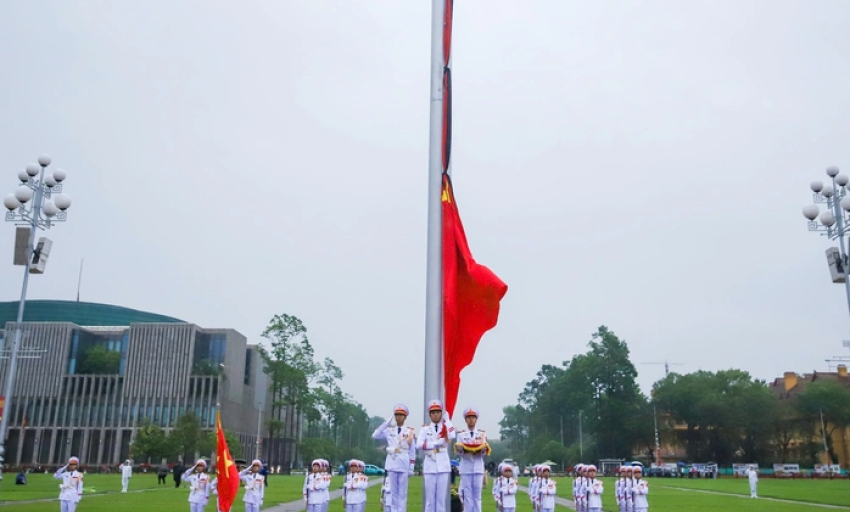 Lễ treo cờ rủ Quốc tang nguyên Chủ tịch nước Trần Đức Lương tại Quảng trường Ba Đình