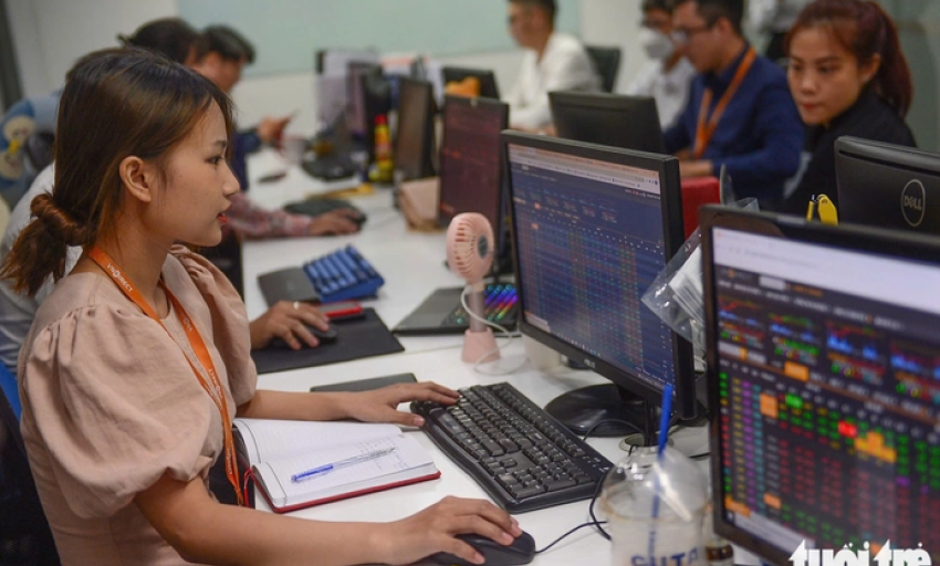 Người Việt dồn dập mở tài khoản chứng khoán, gom hàng