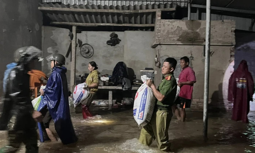 Nước lên nhanh, người dân Hà Tĩnh tất tả chạy lũ trong đêm