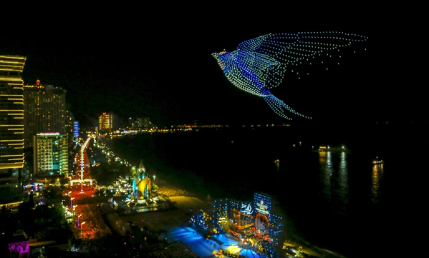"Tiệc ánh sáng" bằng thiết bị bay trên bầu trời Nha Trang