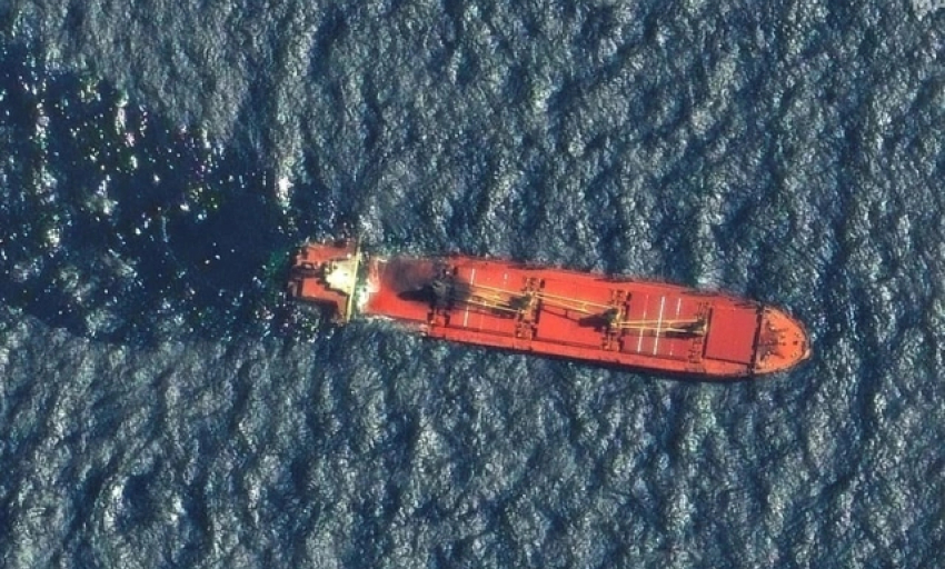 Houthi tung đòn đáp trả, tấn công dồn dập tàu chiến Mỹ