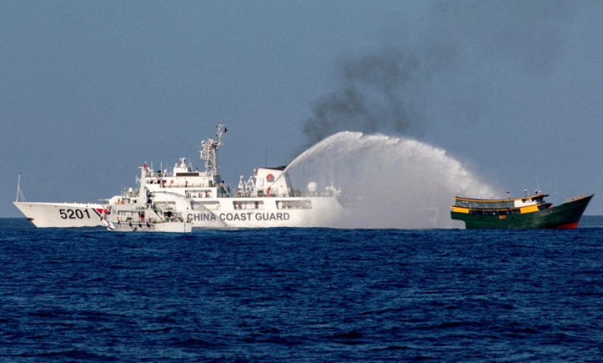 Trung Quốc tố binh sĩ Philippines chĩa súng vào tàu hải cảnh gần bãi Cỏ Mây