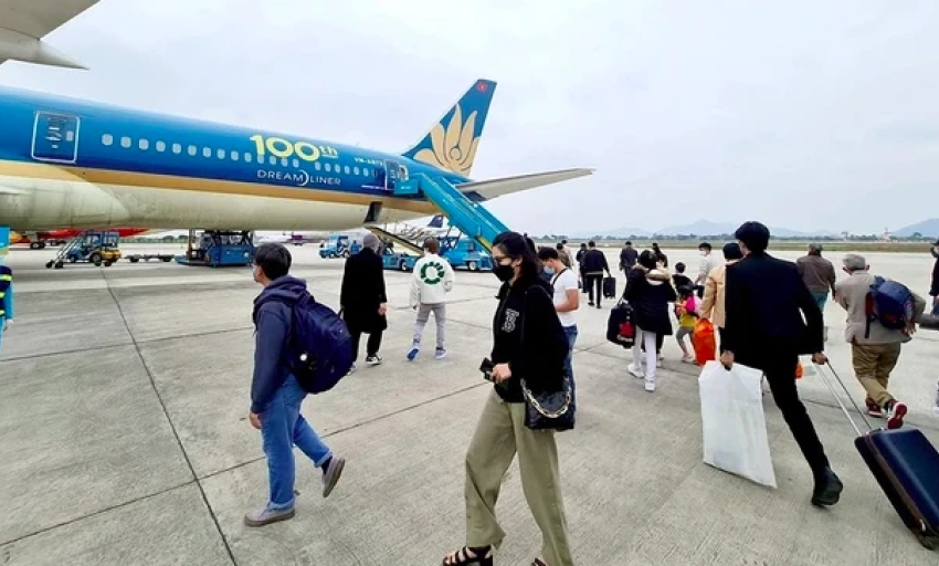 Yêu cầu Vietnam Airlines giải trình lý do tăng giá vé máy bay