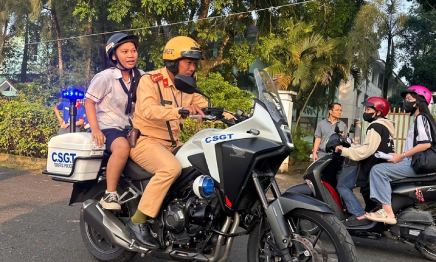 2 học sinh thi tốt nghiệp THPT quên mang căn cước được cảnh sát giao thông đưa về nhà lấy kịp thời