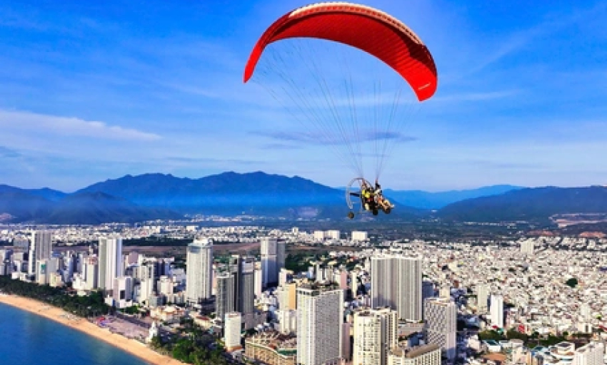 Biểu diễn dù lượn trên bầu trời Nha Trang suốt hè 2025