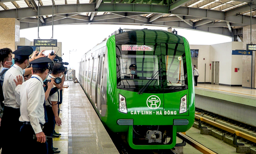 Chuyên gia ngạc nhiên vì mái nhà ga Cát Linh - Hà Đông bị tốc từ bão Yagi đến nay mới sửa