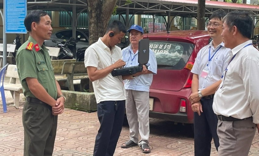Công an rà sóng lạ để tránh xâm nhập khu vực thi tốt nghiệp THPT